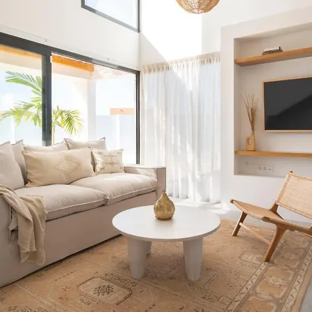 Noma - Design Space With Pool In Βίλα