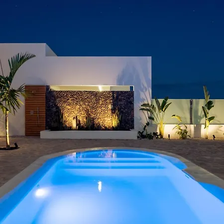 Noma - Design Space With Pool In Βίλα