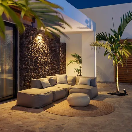Noma - Design Space With Pool In Βίλα